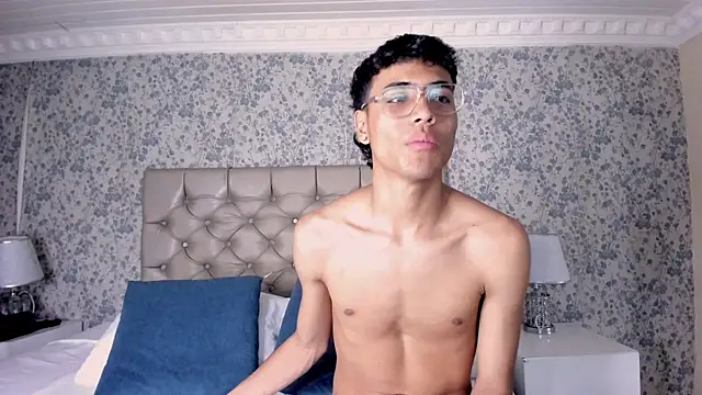 Snapshot of DannTaylor chatting on April 14, 2026, 12:32 pm DannTaylor online show from April 14, 2026, 12:32 pm