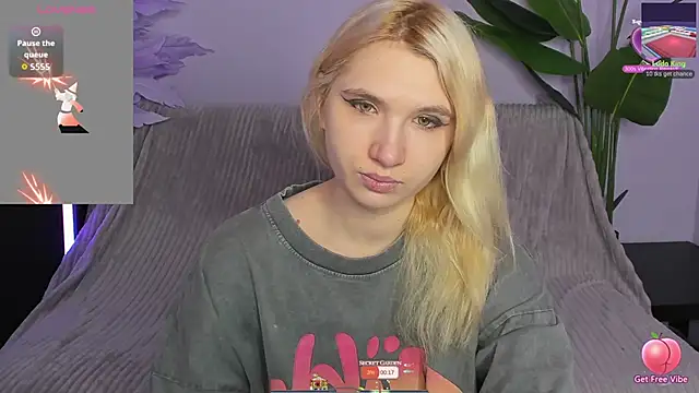 Kitty Blondie online show from April 13, 2026, 2:15 am