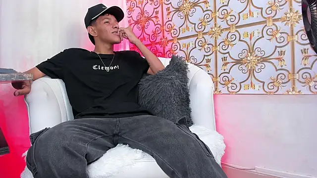 SlimLatino  online show from April 15, 2026, 4:07 am