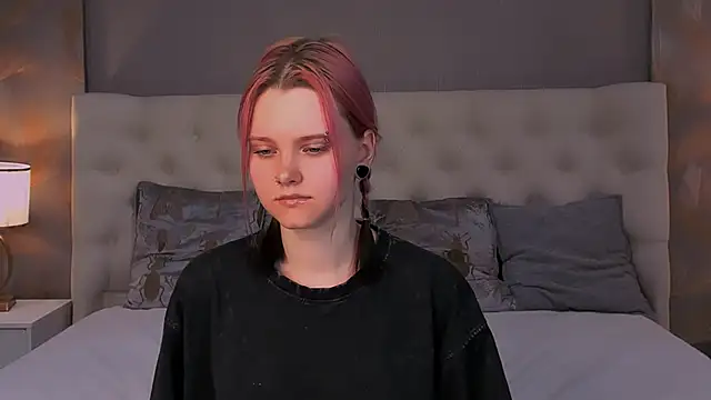 Lina Veyra online show from April 15, 2026, 11:59 am