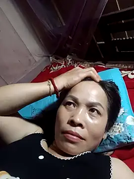 Snapshot of -Luni- chatting on July 19, 2026, 4:04 pm -Luni- online show from July 19, 2026, 4:04 pm