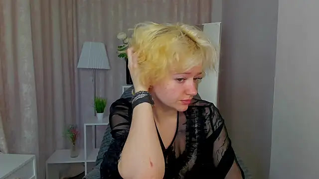 Snapshot of LunaaBee chatting on May 24, 2026, 1:05 am LunaaBee online show from May 24, 2026, 1:05 am