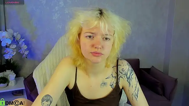 Snapshot of LunaaBee chatting on June 10, 2026, 1:07 am LunaaBee online show from June 10, 2026, 1:07 am