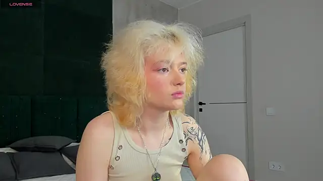 Snapshot of LunaaBee chatting on June 13, 2026, 1:03 am LunaaBee online show from June 13, 2026, 1:03 am