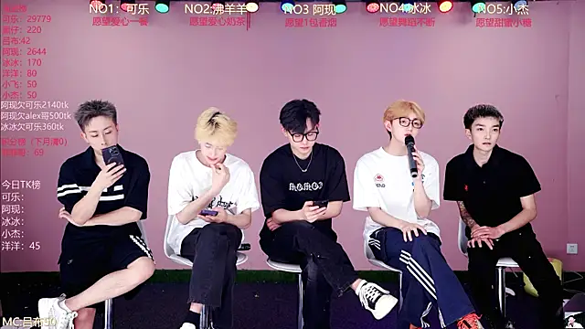 Snapshot of w-lucky02 chatting on May 4, 2026, 8:50 am w-lucky02 online show from May 4, 2026, 8:50 am