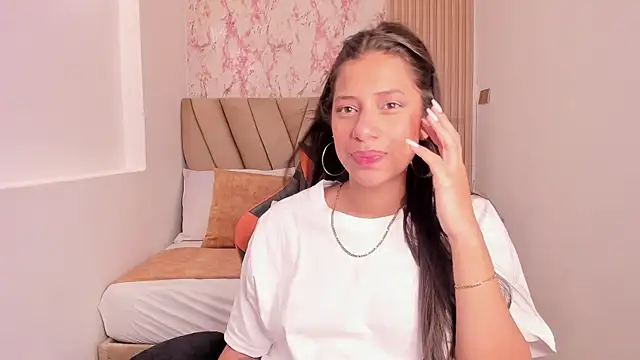 Snapshot of Atiena_ chatting on April 13, 2026, 8:13 pm Atiena online show from April 13, 2026, 8:13 pm