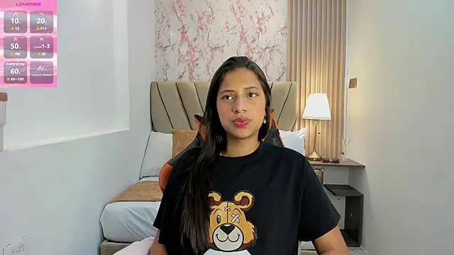 Snapshot of Atiena_ chatting on April 15, 2026, 6:45 pm Atiena online show from April 15, 2026, 6:45 pm