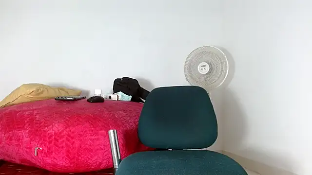 alejandrofoxnoir18 online show from April 14, 2026, 4:56 pm