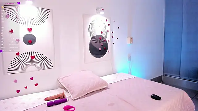 Snapshot of LaylaTemptMe chatting on April 15, 2026, 9:26 am LaylaTemptMe online show from April 15, 2026, 9:26 am