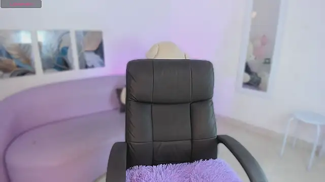 Snapshot of LaylaTemptMe chatting on April 16, 2026, 10:05 am LaylaTemptMe online show from April 16, 2026, 10:05 am