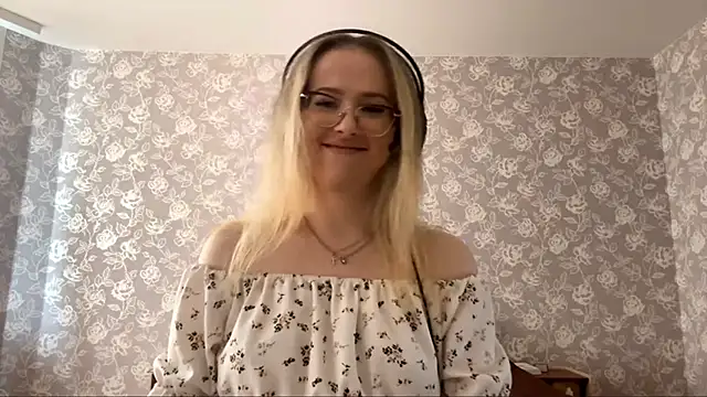 Snapshot of ElmiraGildea chatting on April 8, 2026, 11:33 am ElmiraGildea online show from April 8, 2026, 11:33 am