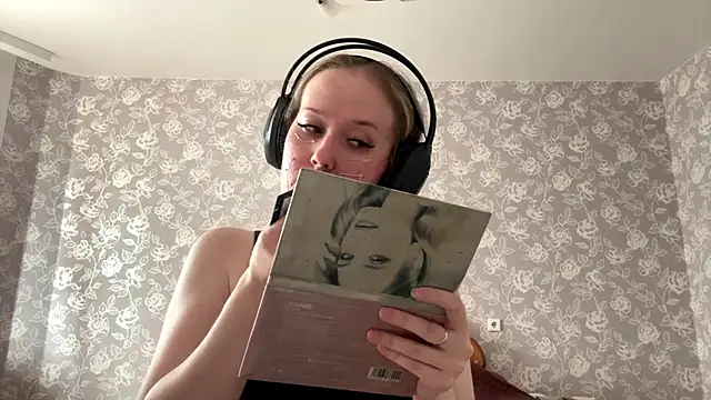 Snapshot of ElmiraGildea chatting on April 13, 2026, 1:04 pm ElmiraGildea online show from April 13, 2026, 1:04 pm