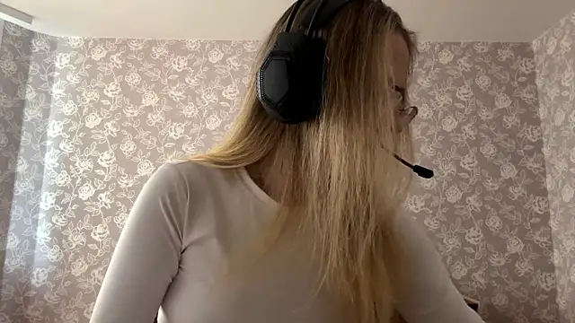 Snapshot of ElmiraGildea chatting on April 10, 2026, 11:06 am ElmiraGildea online show from April 10, 2026, 11:06 am