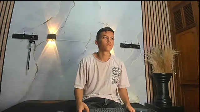 Snapshot of DilanAndKing chatting on April 10, 2026, 12:45 pm DilanAndKing online show from April 10, 2026, 12:45 pm