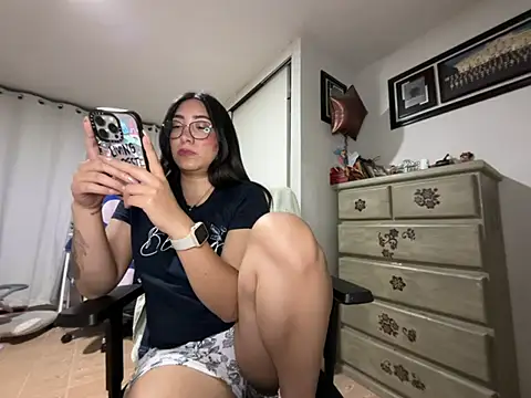 vampiralatina online show from May 24, 2026, 4:23 am