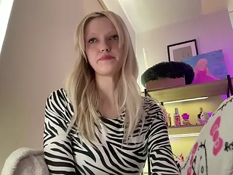 Snapshot of StellinaLuna chatting on April 14, 2026, 4:01 pm StellinaLuna online show from April 14, 2026, 4:01 pm