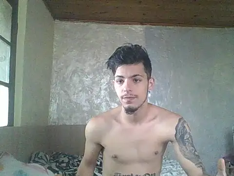 Snapshot of robertmrn112 chatting on May 17, 2026, 2:39 pm robertmrn112 online show from May 17, 2026, 2:39 pm