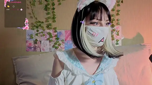Snapshot of LunaNyanmi chatting on June 1, 2026, 2:28 pm LunaNyanmi online show from June 1, 2026, 2:28 pm