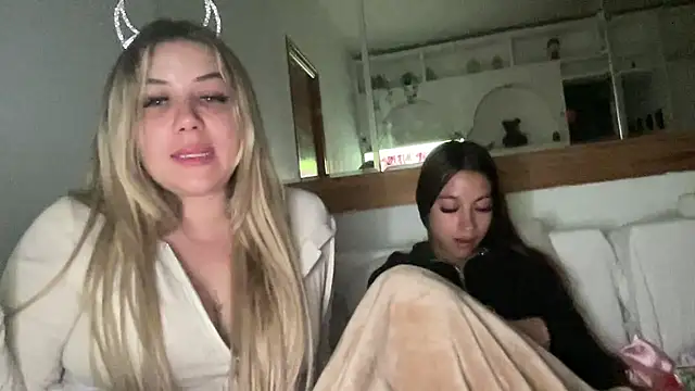 sophiehot69 online show from April 16, 2026, 9:39 pm