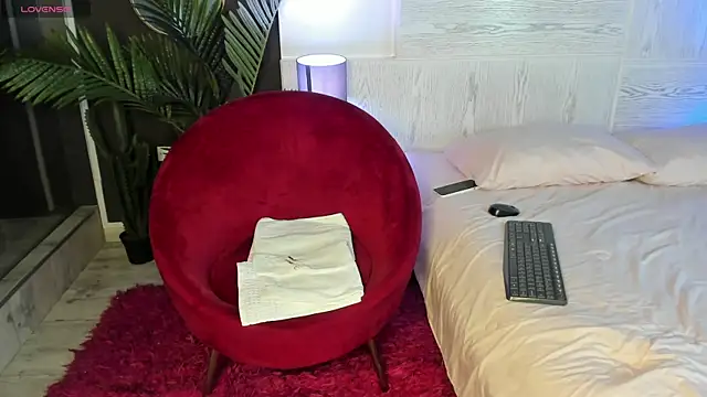 angelina hilton online show from April 14, 2026, 2:55 pm