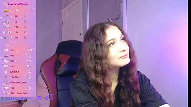 solitudebby online show from April 12, 2026, 7:06 pm