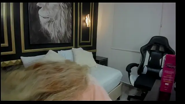 valen martinez  online show from April 15, 2026, 7:40 pm