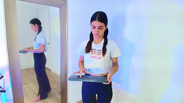 Emy-Ferrer online show from April 11, 2026, 3:25 am