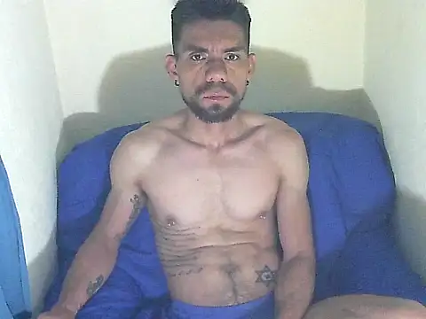 Snapshot of thomas2wood chatting on June 23, 2026, 12:19 am thomas2wood online show from June 23, 2026, 12:19 am