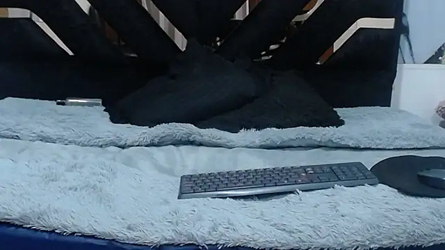 lunakisscs online show from April 12, 2026, 1:25 pm