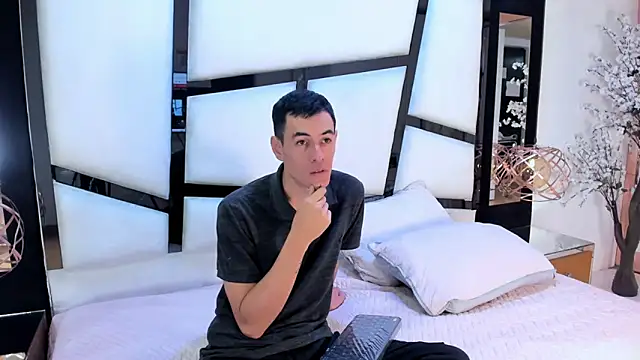 Snapshot of Lucie_Mark chatting on April 10, 2026, 12:56 pm Lucie Mark online show from April 10, 2026, 12:56 pm