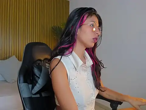 rosalita4  online show from April 16, 2026, 7:36 pm