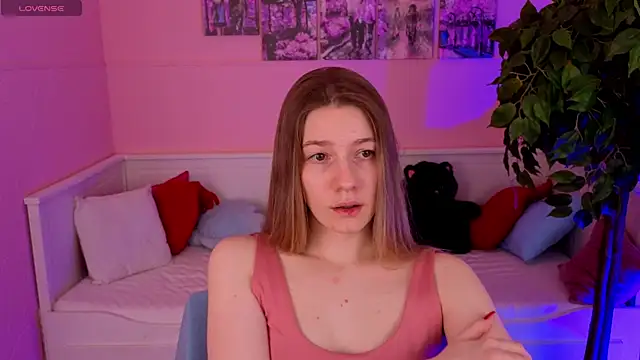 Snapshot of Vanessa___Lui chatting on April 14, 2026, 4:12 pm Vanessa Lui online show from April 14, 2026, 4:12 pm