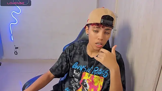 Snapshot of axel_luxxx chatting on April 15, 2026, 7:58 pm axel luxxx online show from April 15, 2026, 7:58 pm