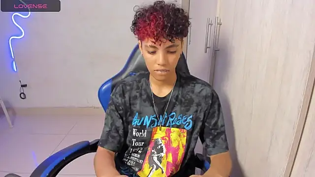 Snapshot of axel_luxxx chatting on April 15, 2026, 2:21 pm axel luxxx online show from April 15, 2026, 2:21 pm