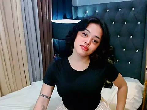 yhanachoii online show from June 18, 2026, 2:11 pm