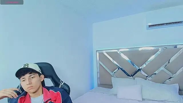 Snapshot of Valentino_Rey chatting on April 16, 2026, 12:06 pm Valentino Rey online show from April 16, 2026, 12:06 pm