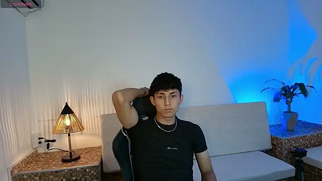 Snapshot of Valentino_Rey chatting on April 10, 2026, 1:07 pm Valentino Rey online show from April 10, 2026, 1:07 pm