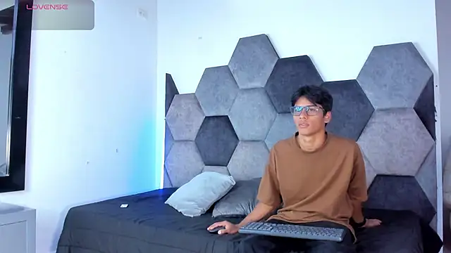 Snapshot of LiamKron chatting on April 9, 2026, 11:38 am LiamKron online show from April 9, 2026, 11:38 am