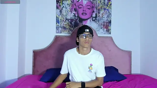 Snapshot of LiamKron chatting on April 10, 2026, 11:39 am LiamKron online show from April 10, 2026, 11:39 am