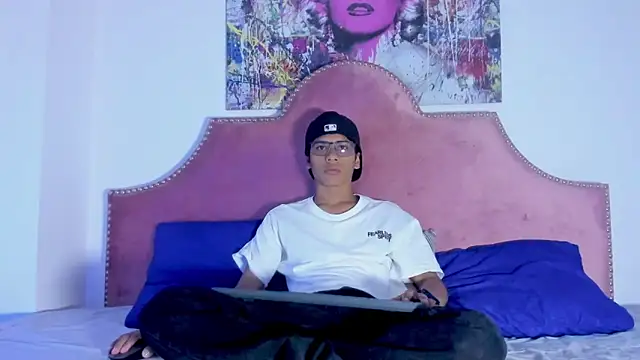 Snapshot of LiamKron chatting on April 13, 2026, 12:31 pm LiamKron online show from April 13, 2026, 12:31 pm