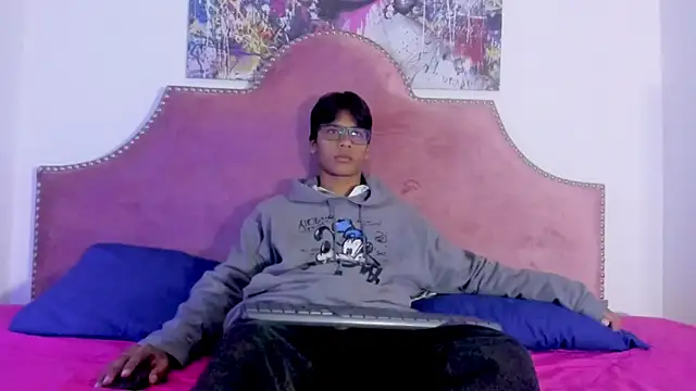 Snapshot of LiamKron chatting on April 12, 2026, 11:35 am LiamKron online show from April 12, 2026, 11:35 am