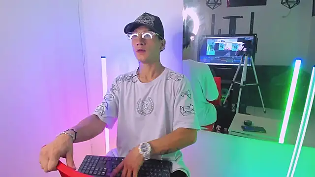 AbaturLopez online show from April 16, 2026, 8:09 pm