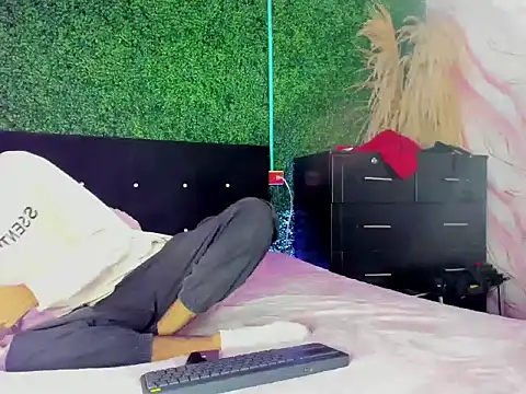 rafael velvet online show from April 12, 2026, 1:47 pm