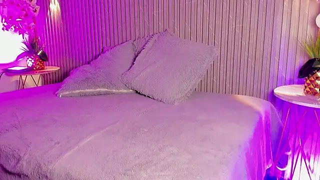 SCARLETTHUNT  online show from April 15, 2026, 7:18 pm