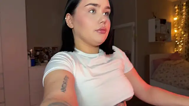 Snapshot of lola_raze chatting on June 26, 2026, 12:49 am lola raze online show from June 26, 2026, 12:49 am