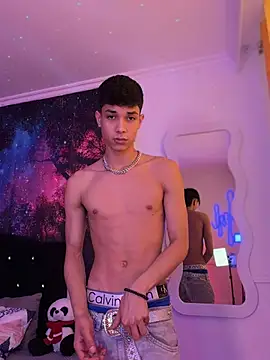 Snapshot of RoughDiamond_ chatting on August 5, 2026, 10:04 pm RoughDiamond online show from August 5, 2026, 10:04 pm