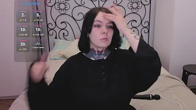 Snapshot of QwertyAnnie_Lbo chatting on April 23, 2026, 1:35 pm QwertyAnnie Lbo online show from April 23, 2026, 1:35 pm