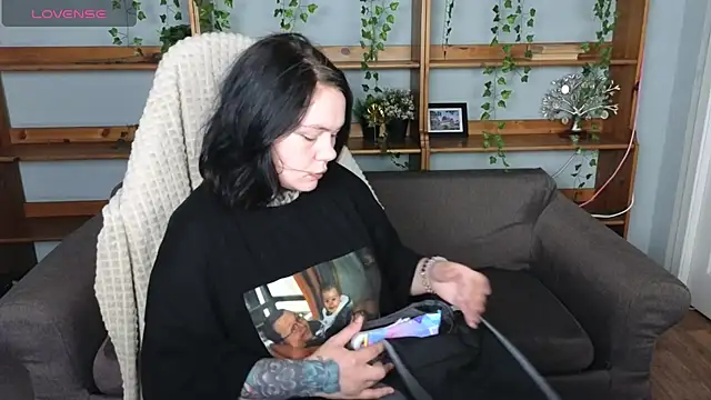 Snapshot of QwertyAnnie_Lbo chatting on June 8, 2026, 2:50 pm QwertyAnnie Lbo online show from June 8, 2026, 2:50 pm