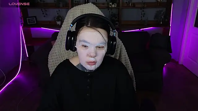 QwertyAnnie Lbo online show from April 15, 2026, 2:50 am