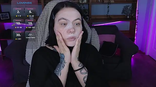 QwertyAnnie Lbo online show from April 11, 2026, 8:07 am